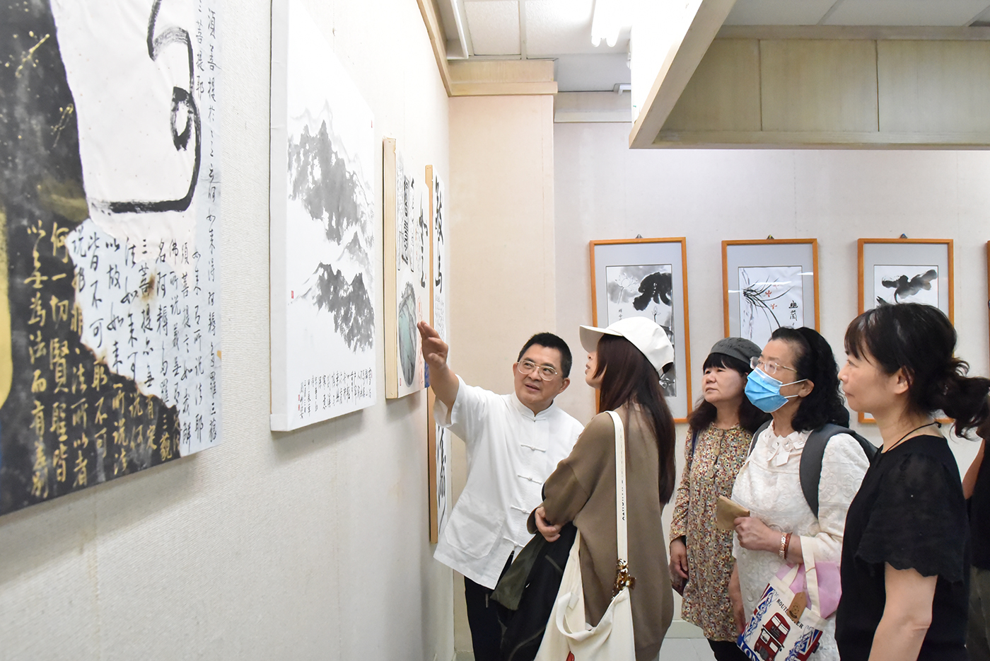 吳大仁老師為師生水墨書法創作展現場導覽。  