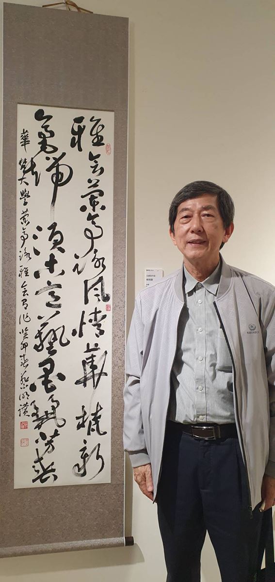 書法教育月刊社蔡明讚社長與作品《五絕自作詩》。