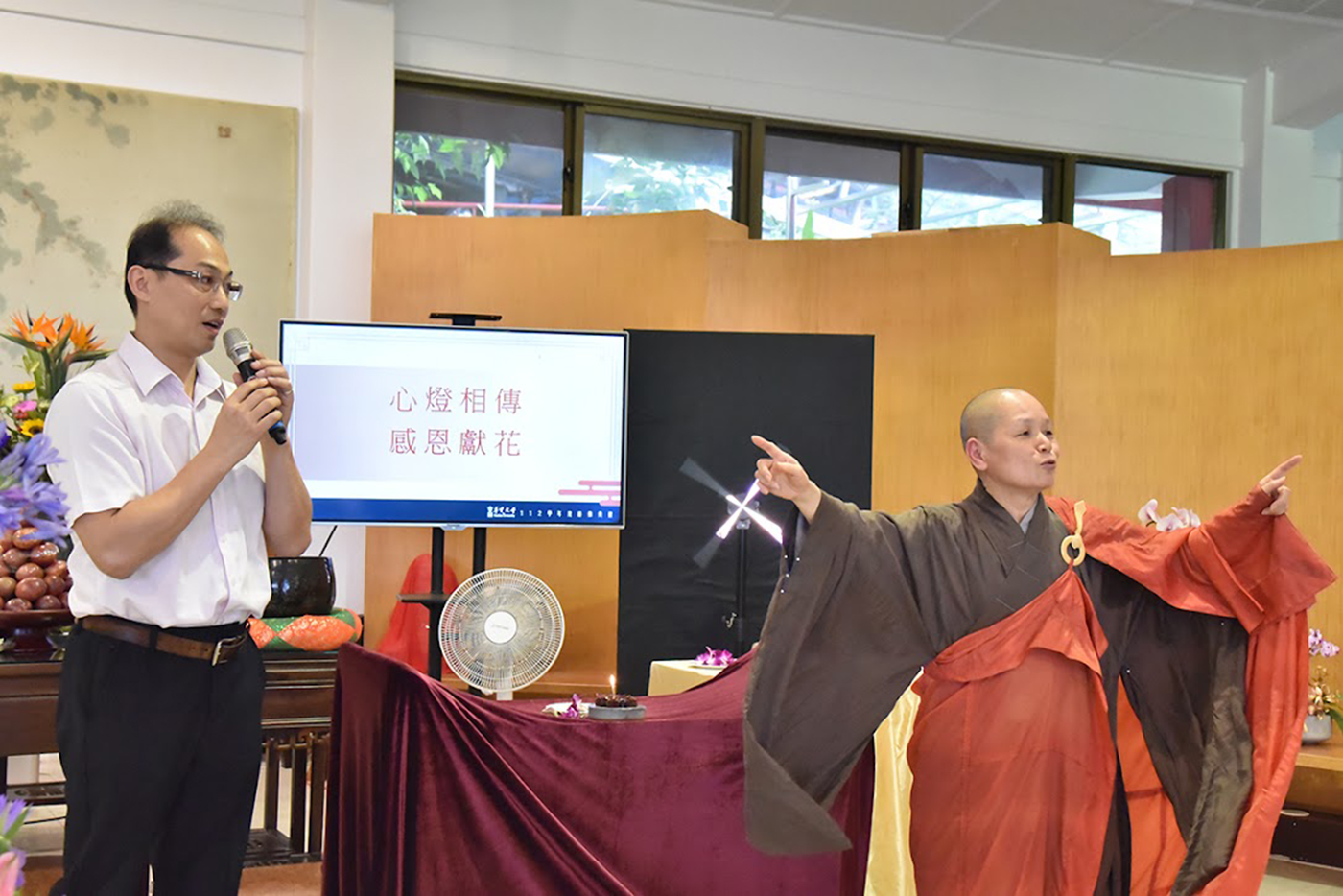 華梵大學師生為悟觀董事長（右）慶生。
