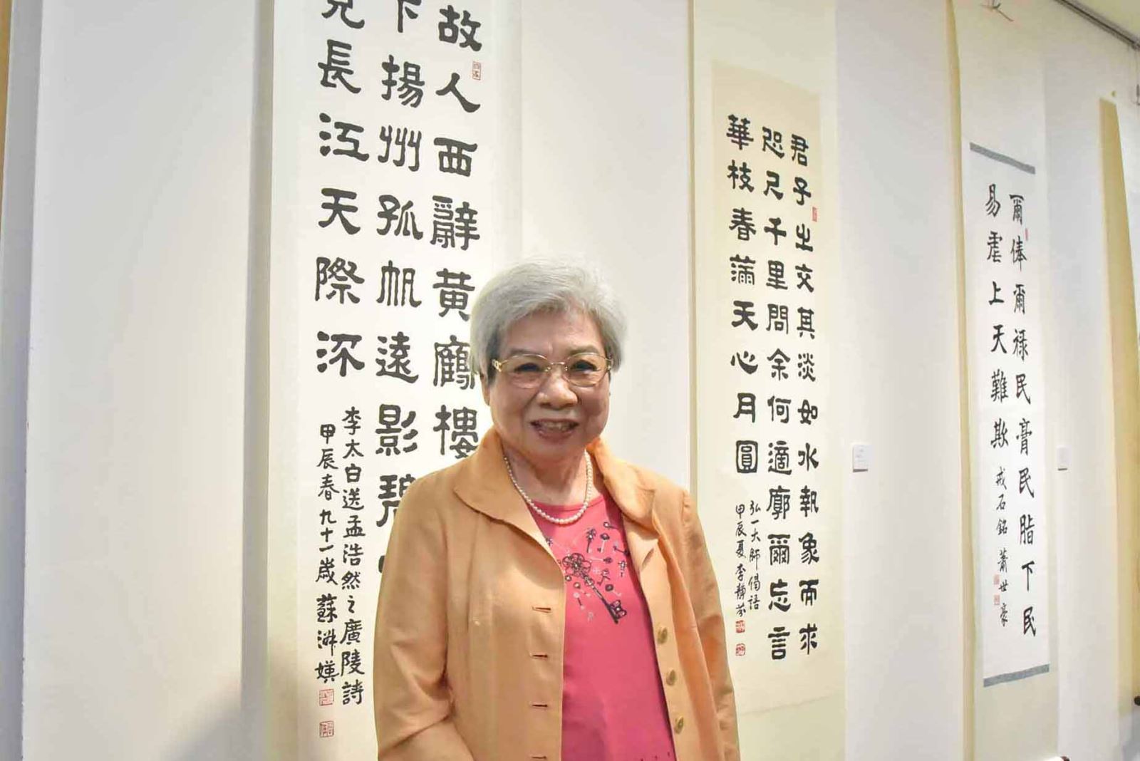 中華書道學會理事蘇淑媖與作品〈李白送孟浩然之廣陵詩〉。  