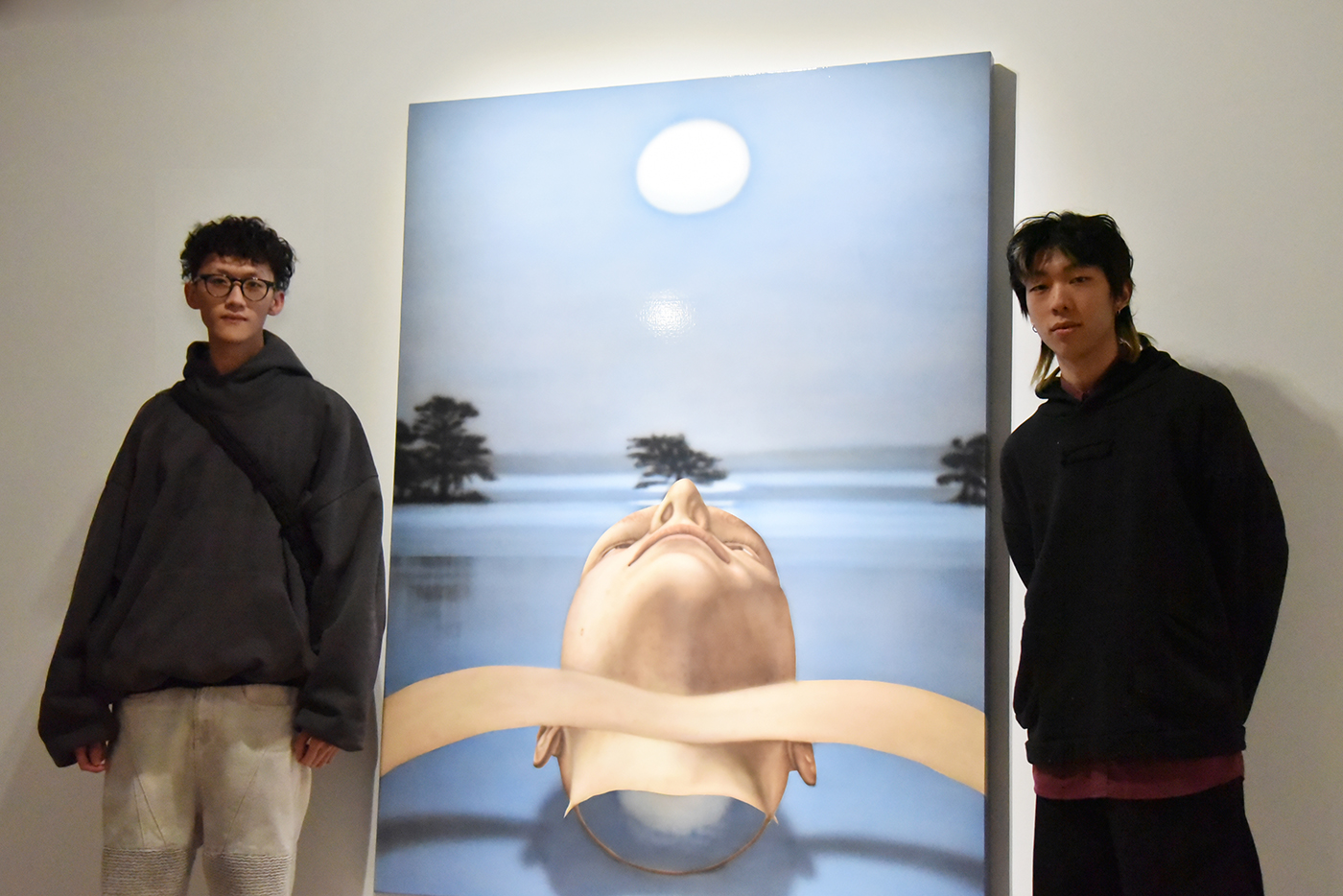 參觀者與陳岳宏（右）作品《Re 水上的月光浴》合影