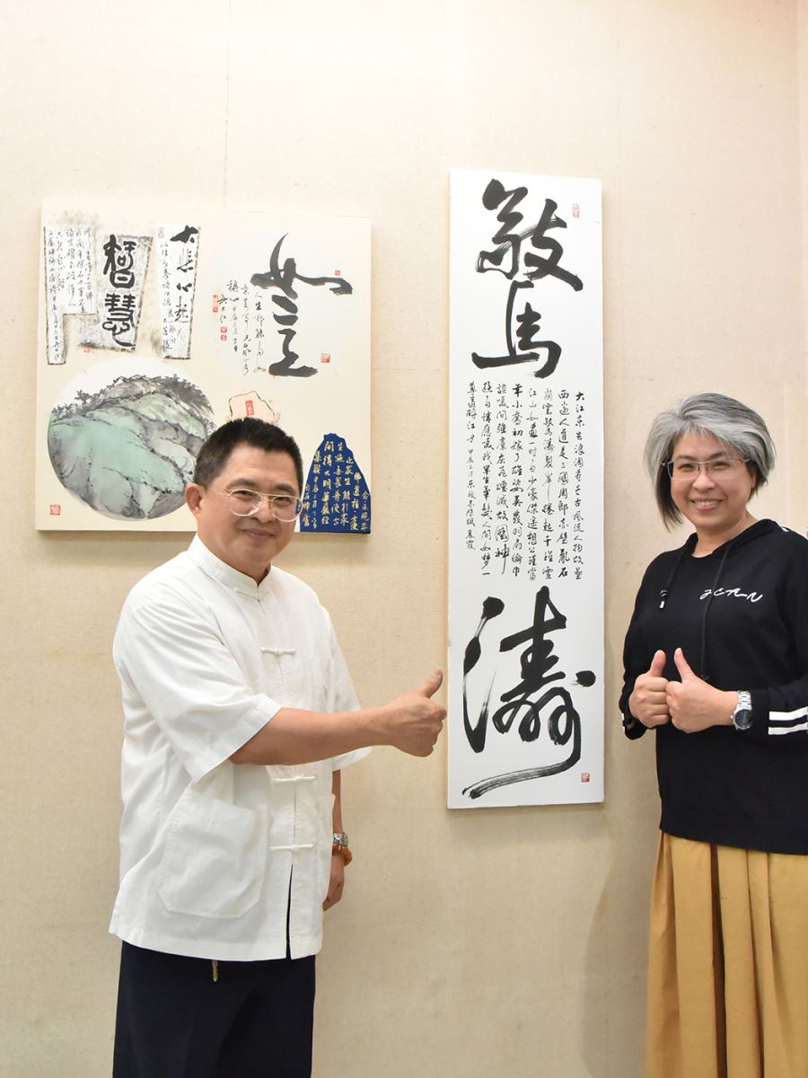 華梵大學佛藝系吳大仁老師（左）與鍾麗霞同學在各自作品前合影。  