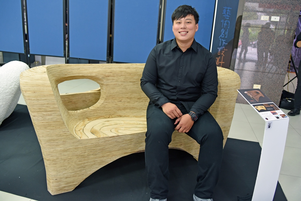 陳致宗同學的作品「息/木長椅」。