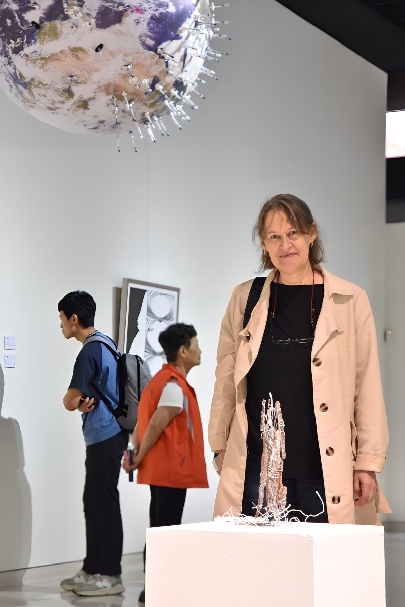 參展人之一、法國知名藝術家絲勒維‧希維雍（Sylvie Rivillon）（右）前來觀展。