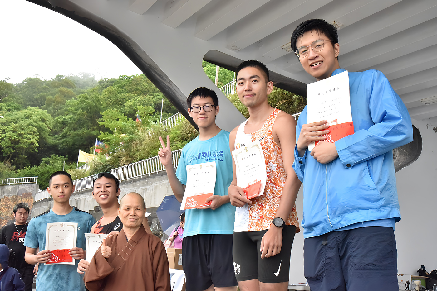 華梵大學董事長悟觀法師（左三）為創辦人越野賽學生男子組頒獎。