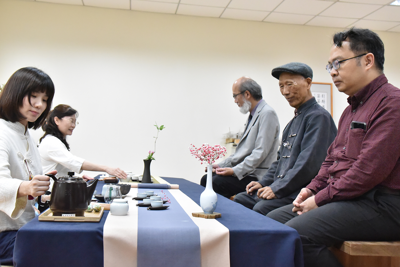 文人雅士以茶代酒，在新六藝成果展茶席優雅品茗。