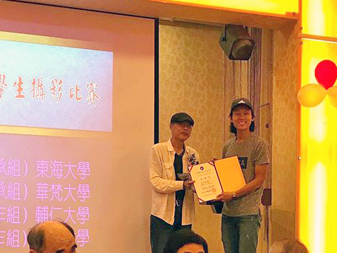 美術與文創學系黃暐翔同學(右)