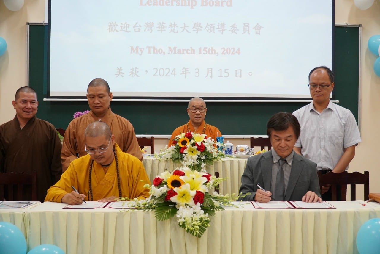 華梵大學人文與藝術學院院長黃智陽教授（前排右）與越南前江省中級佛學院簽署姊妹校合作交流協議