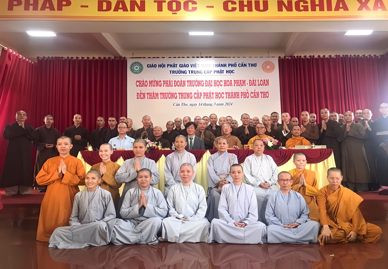 本校參訪團與芹苴市中級佛學院師生合影。