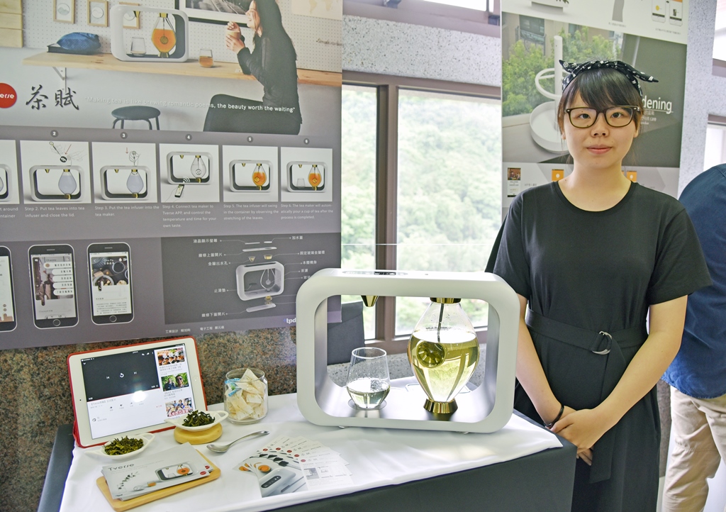 賴旭昫與電子系鄭元福同學共同合作製作的「茶賦TVERSE」，入圍「2018紅點概念設計獎」。
